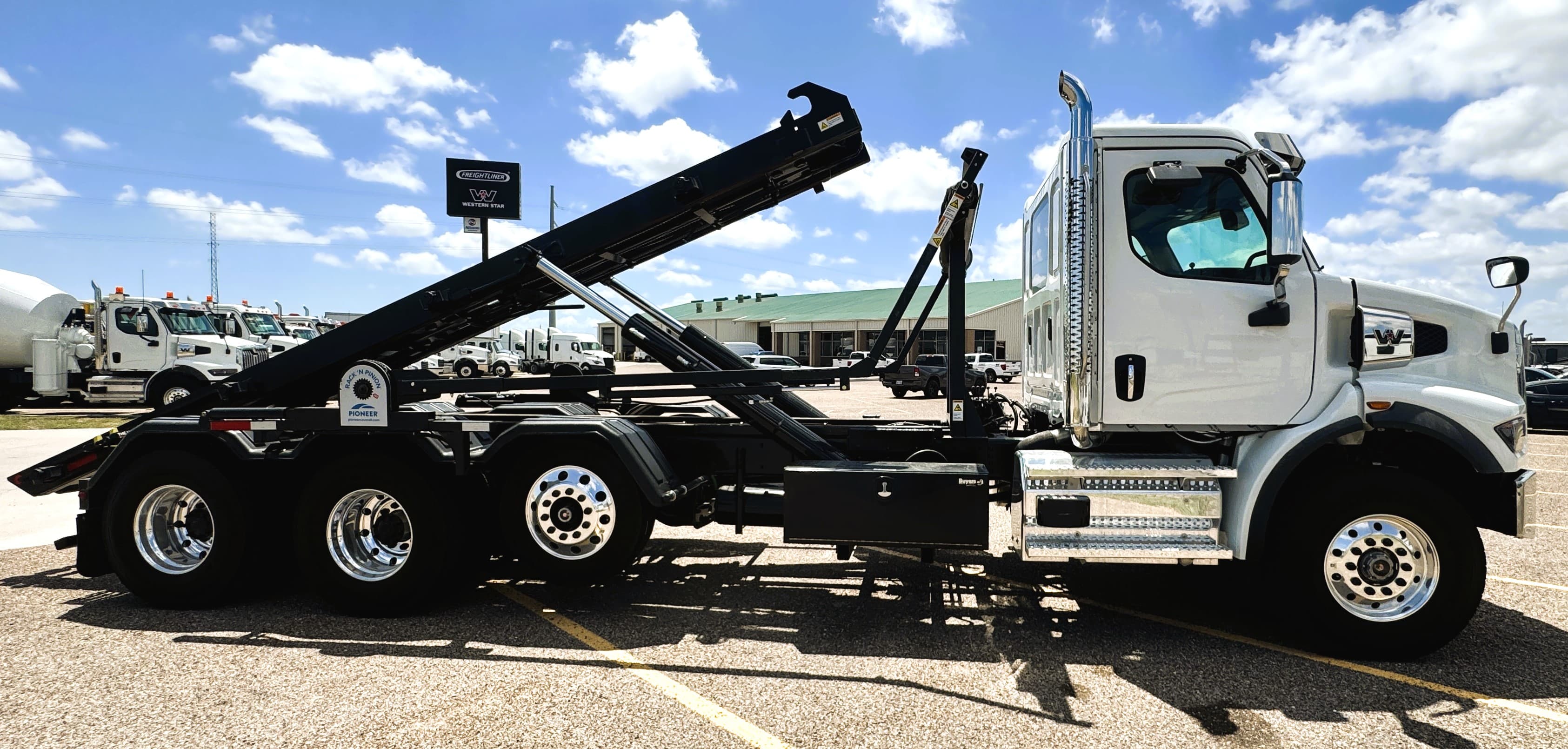 2026 Freightliner M2 106 - Photo 1